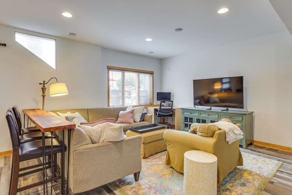 Outdoor Oasis: Luxe Flat in Mt Horeb!