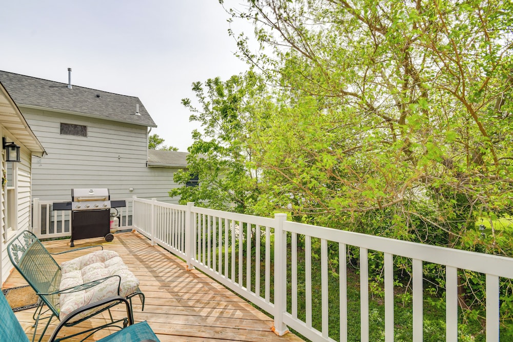 Mississippi River Retreat w/ Views: Walk to Water