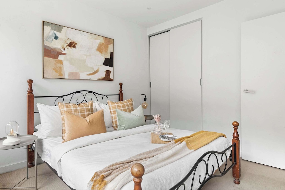 Pet-friendly 2BR Near Southern Cross, Free Parking