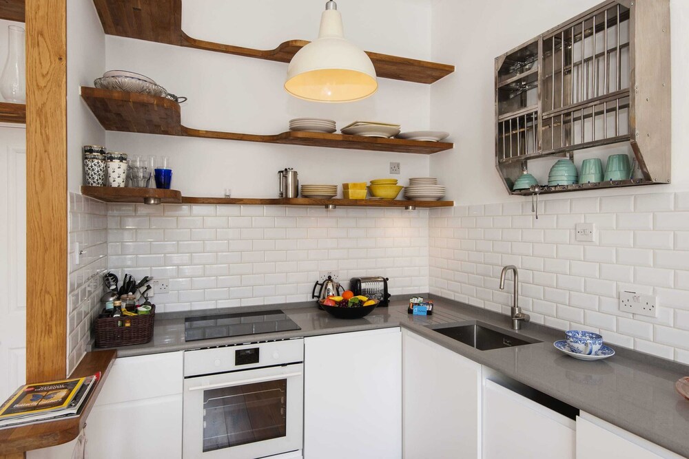 Bright Talbot Road Apartment view 4