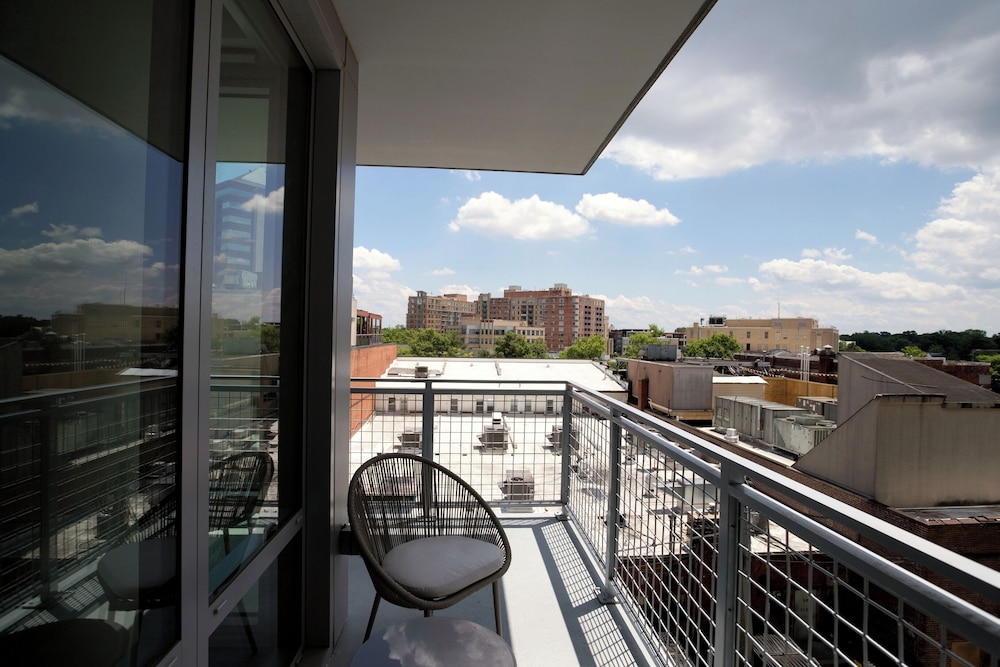 Clarendon Apt Near Subway