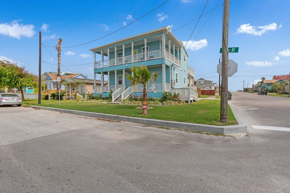 Sea-esta Completely Renovated 2 Story Home Only 1.5 Blocks To The Beach! 4 Bedroom Home by RedAwning