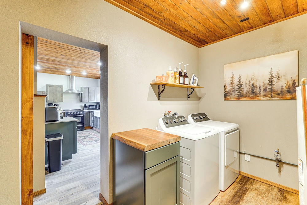 3 Mi to Trails: Secluded Eagar Cabin w/ Mtn Views!