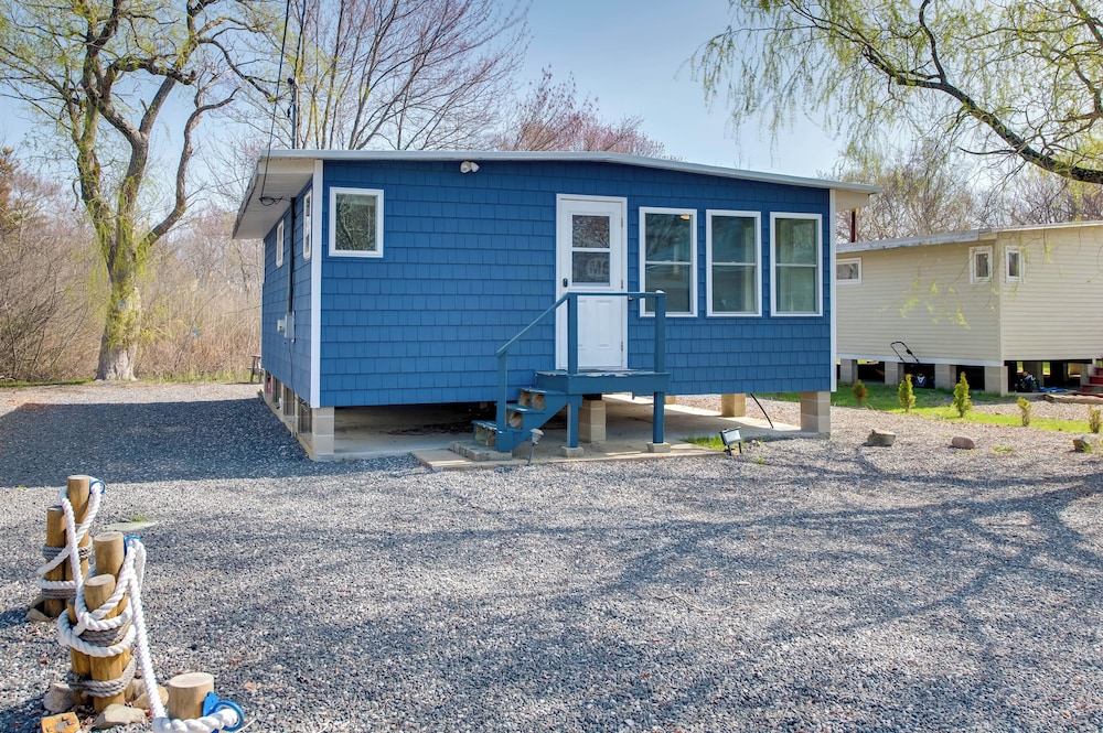 Near Beach & Downtown: York Cottage w/ Yard!