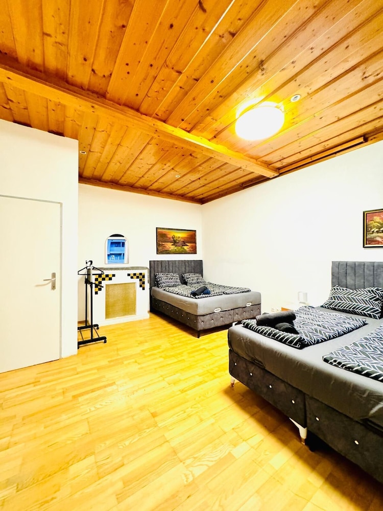 Cozy 4BR Apt for 12P Near FAC Platz