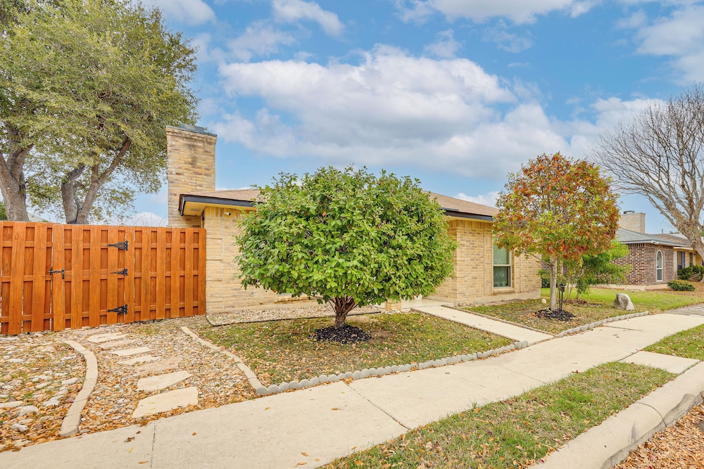 3 Mi to Randolph Afb: Family Home w/ Poker Table!