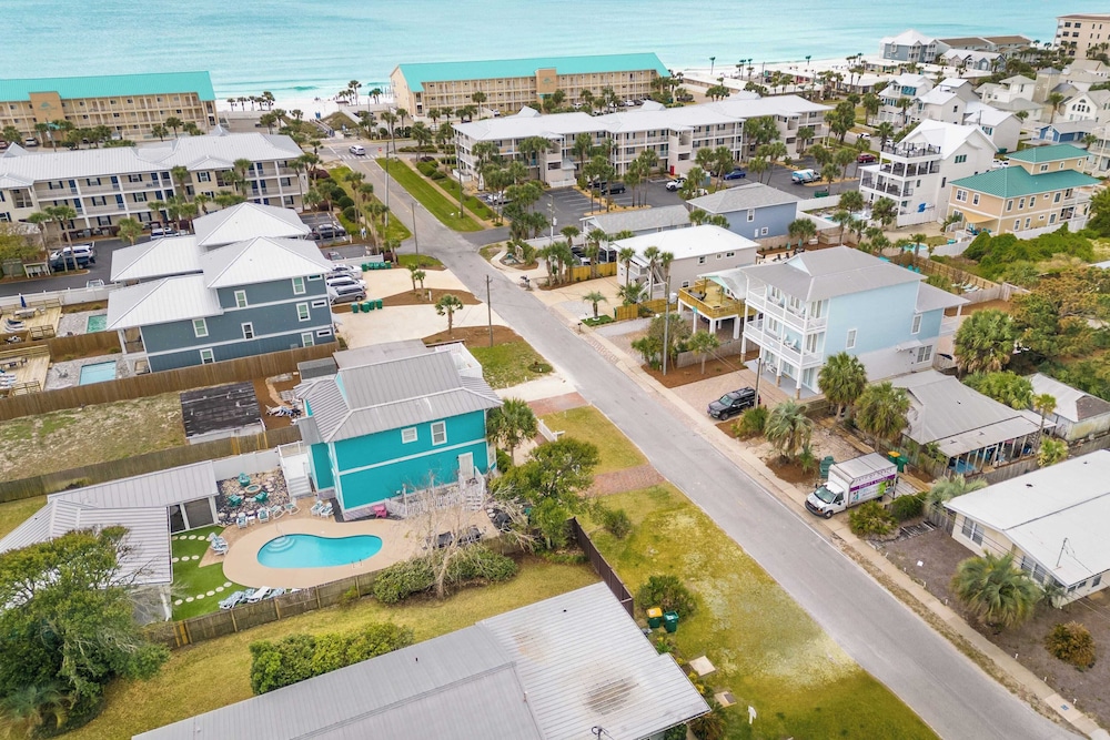 2 Homes in Destin by Avantstay   Sleeps 30, Private Pool+hot Tub, Game Room, Outdoor Bar, Walk to Beach