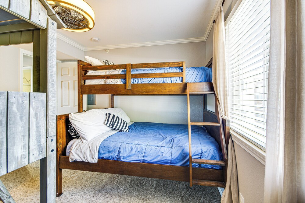 On-site Lake of the Ozarks Access: Camdenton Condo