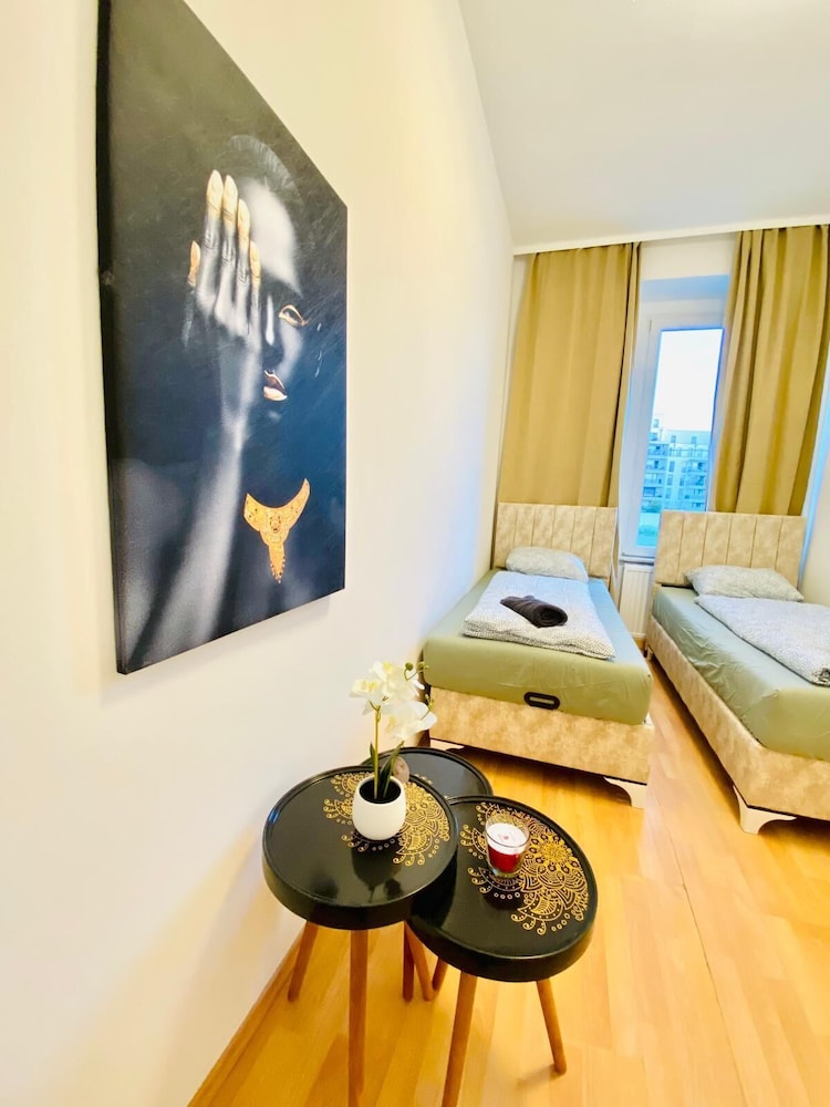5 Bedroom Apartment near Schonbrunn