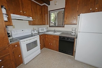 1360 Knoll Lane 3 Bedroom Home by RedAwning