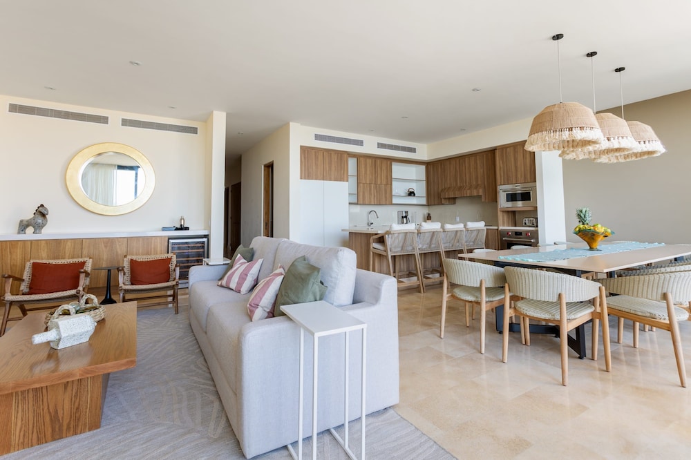 Modern Luxury W Resort Amenities Sleeps 16