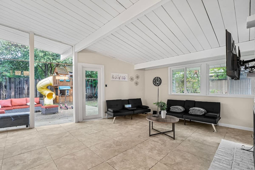 Entire 3br House With Playground