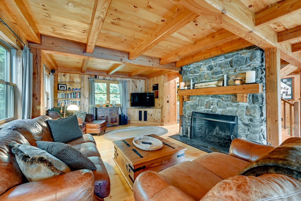 Lakefront Westhampton Cabin w/ Beach + Kayaks!