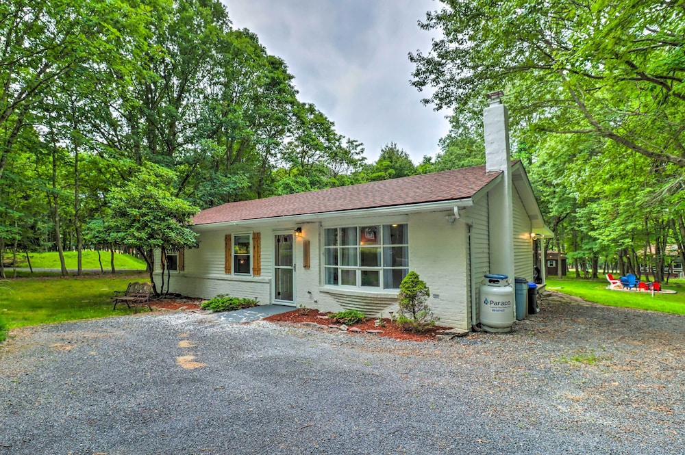 Albrightsville Retreat: Walk to Community Lake!