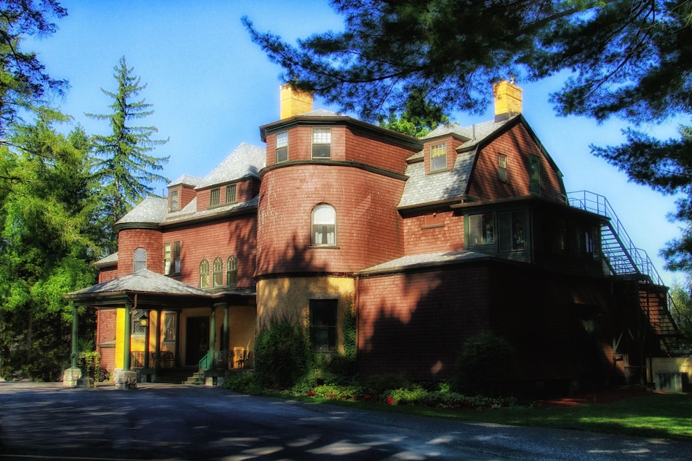 The Brewster Inn
