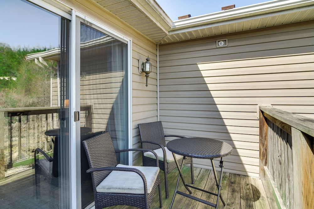 2 Mi to Table Rock Lake: Branson Condo w/ Balcony!