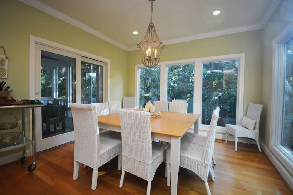 Island Time - Pet Friendly and Minutes From Beach