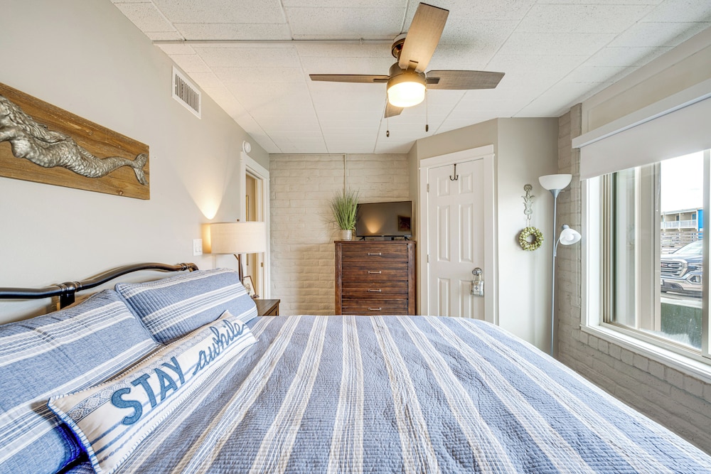 Steps to Beach & Boardwalk: Condo in Port Aransas!