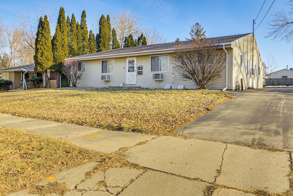 3 Mi to Lambeau Field: Ideally Located Townhome!