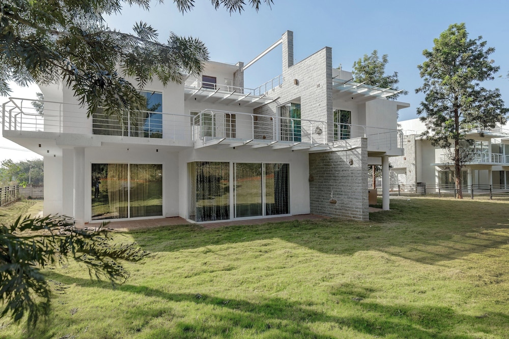 Royal County Villa by Stayjade