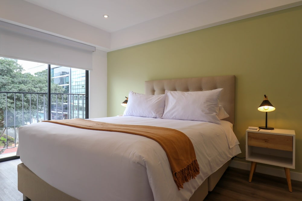 w Brilliant 2BR w Balcony in Miraflores