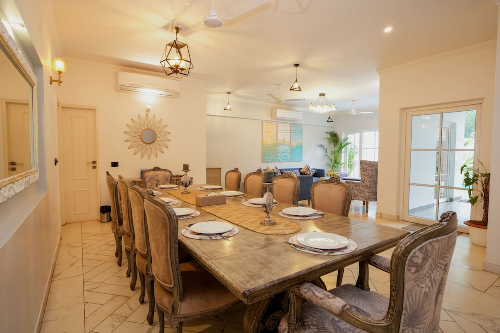 Villa Bauhinia - 5bhk With Pool 10 Mins to Beach