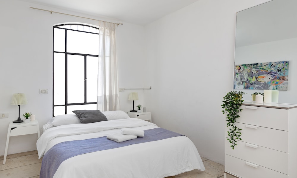 Neve Tzedek Megic - Hugh garden Terrace view 4