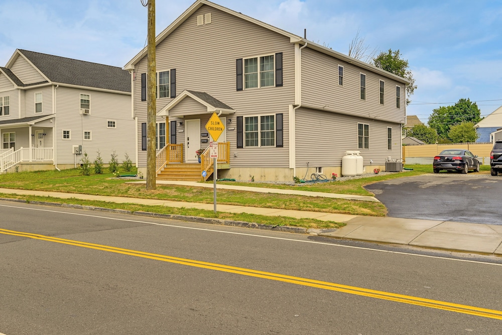1 Mi to MGM Springfield: Cozy Winter Duplex!