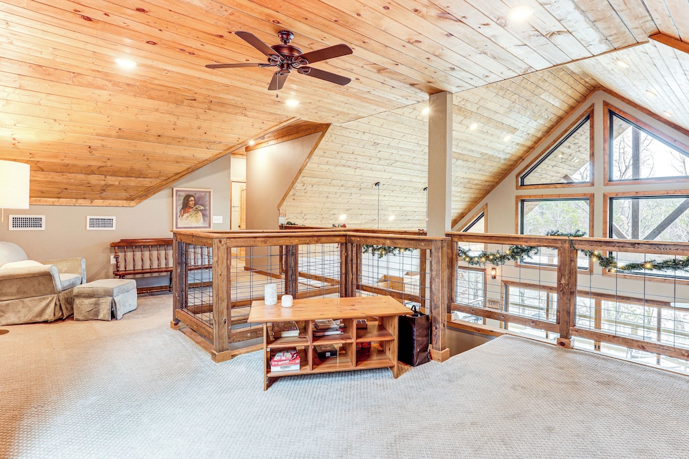 Lake Views & Golf Access at Secluded Drasco Lodge