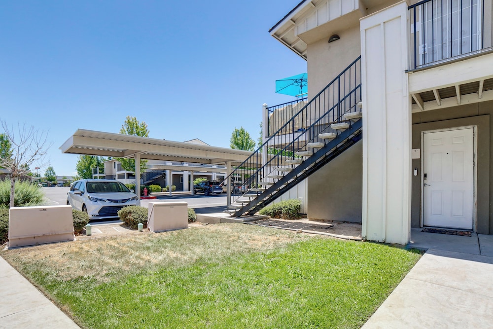 3 Mi to Dtwn: Gated Condo w/ Patio in Reno!