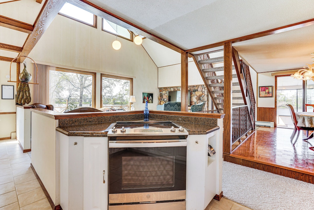 'love Lake Retreat w/ Hot Tub in New Richmond!