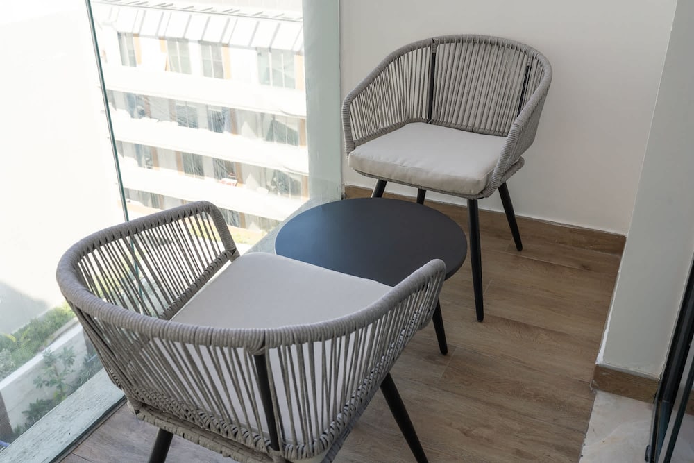 Peaceful Studio Flat That Sleeps 2 in Jumeirah Village Circle