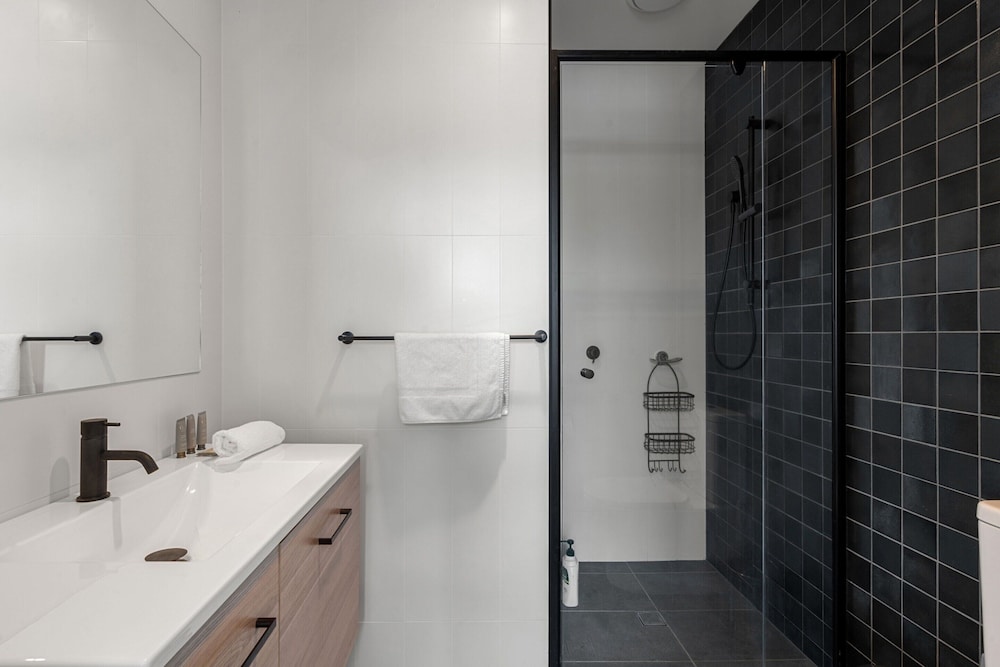 Modern 3-bedroom Townhouse in Quiet Greenway
