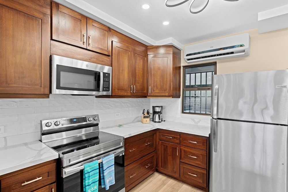 Stylish 2-Bedroom Beach Condo with Ocean-View Deck, Lush Pool Area & 2-Minute Walk to Flamingo Beach