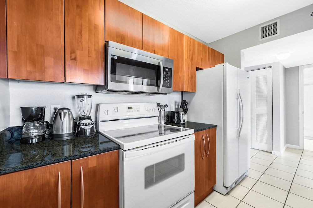 Chic Condo in Brickell Pool & Gym