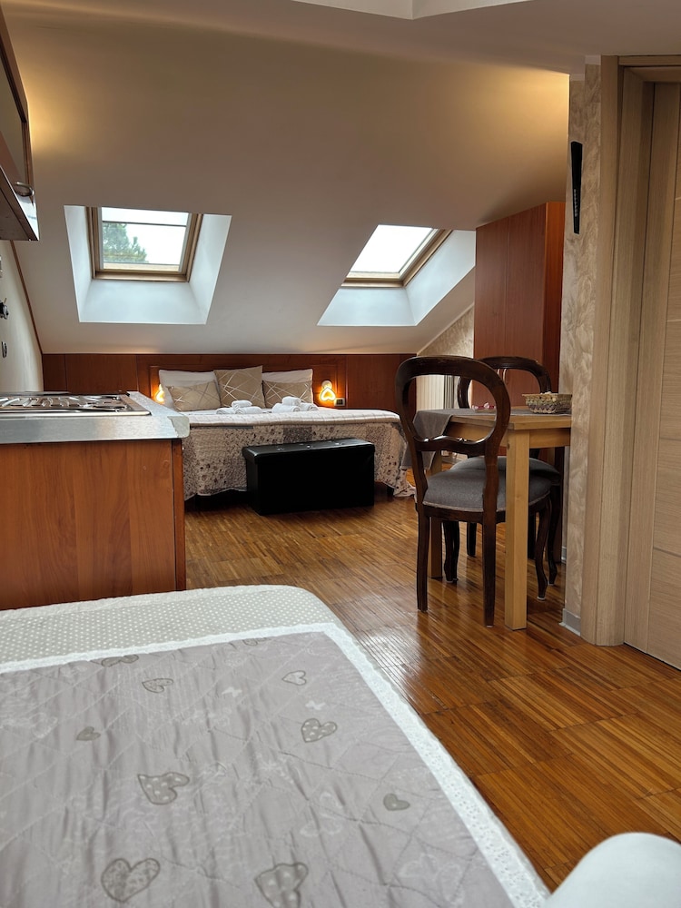 Aurelia Garden Gold Bed & Breakfast