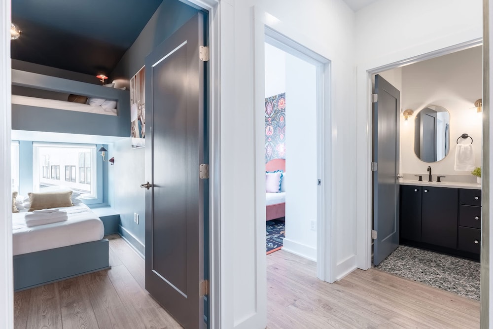 Luxe 4BR Retreat With Hot Tub Skyline Deck