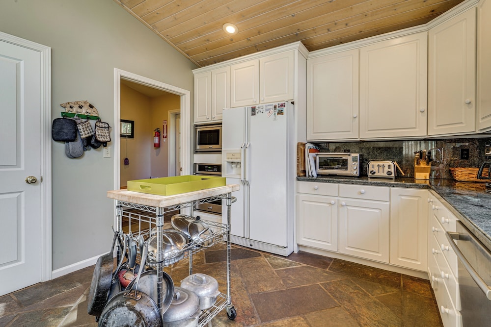 1 Mi to Lift! Olympic Valley Chalet w/ Hot Tub
