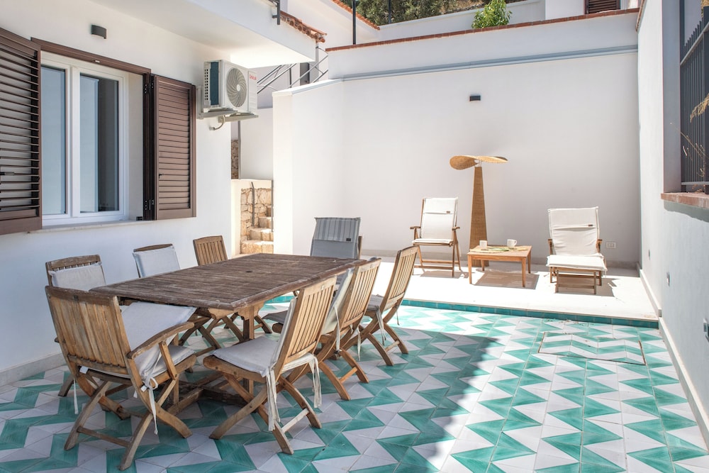 Sea Frame Design Apartments with Pool by Wonderful Italy