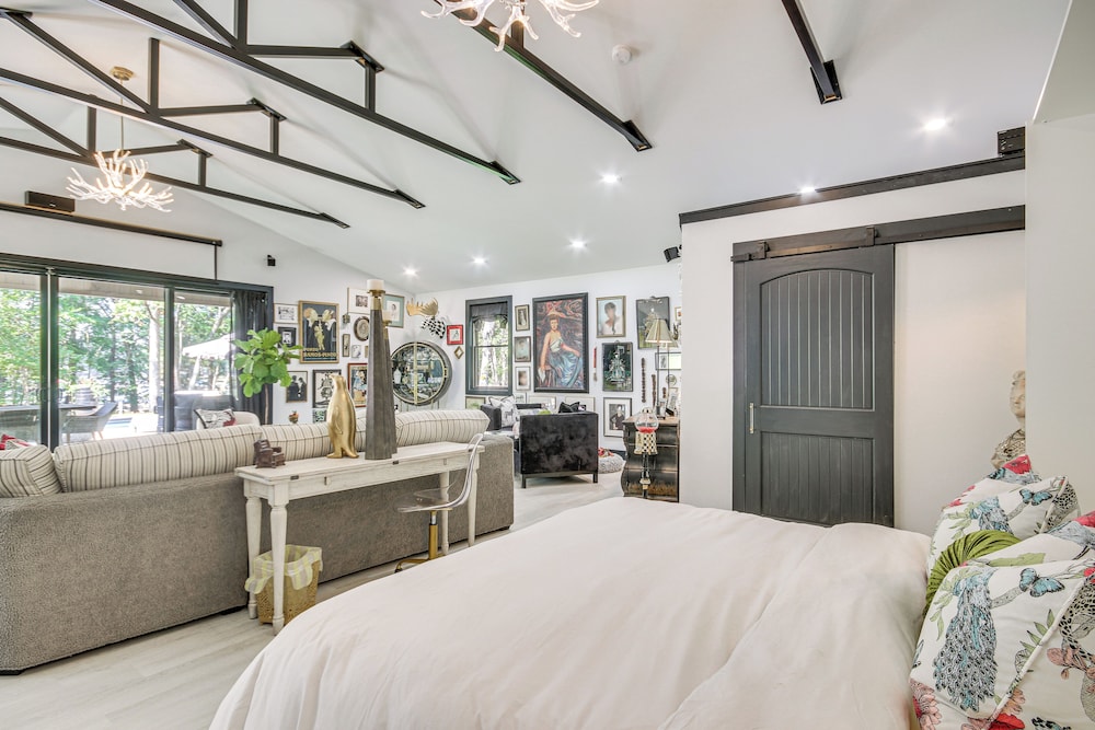 Lake Murray Studio w/ Pool & Hot Tub in Prosperity