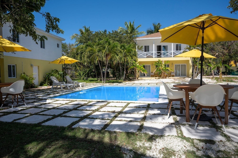 Laughing Bird Studio #7 - Brand New Stylish Apartment, Pool, Bea 1 Bedroom Condo
