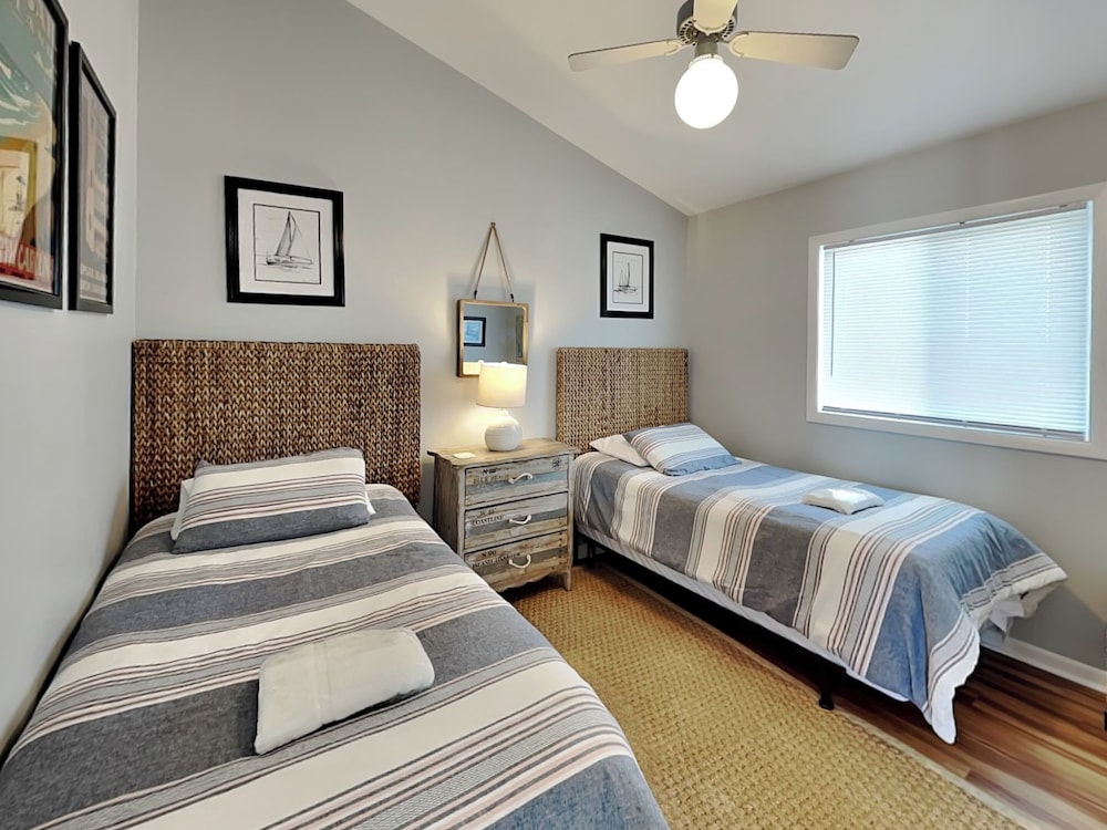 Hicks by Topsail Realty