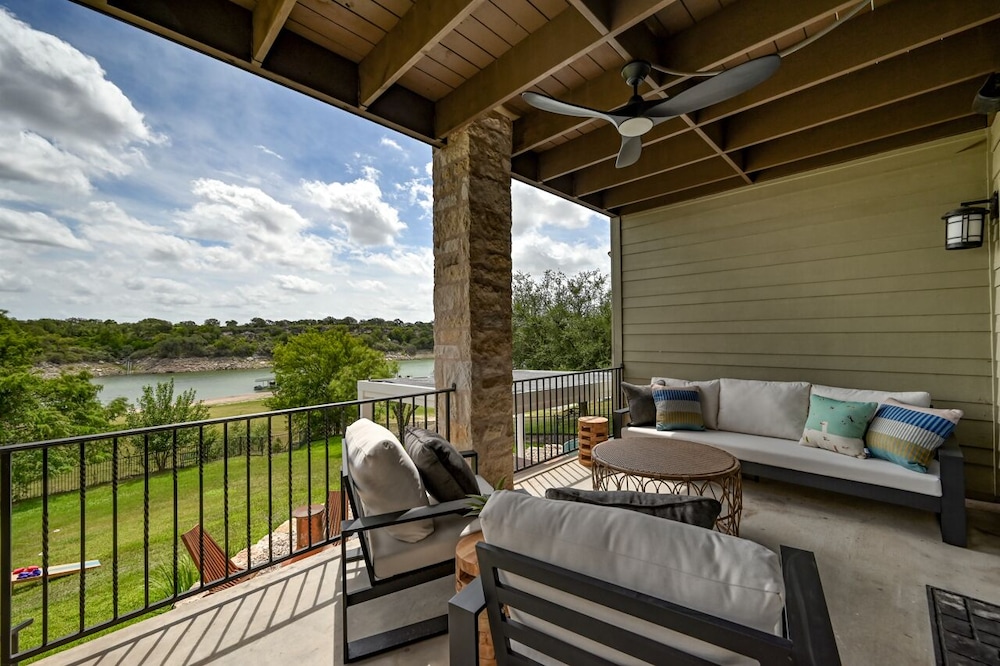 Luxury Lakefront Home-private Dock - Dipping Pool! - Property Image 17