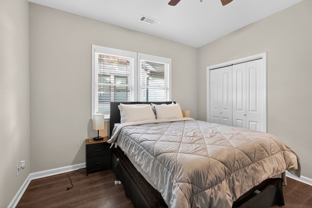 Spacious 4br Mozley Park Home With Fenced Yard 4 Bedroom Home