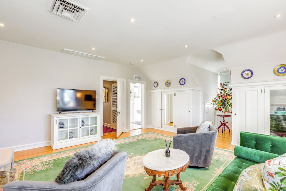 Historic French Consulate in Cap Hill w/ Yard