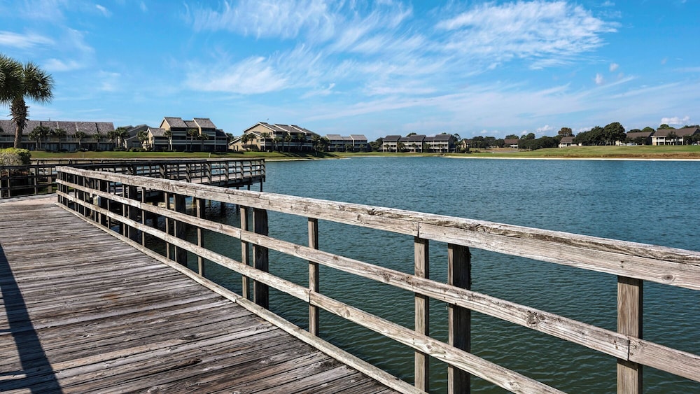 Sleeps 8 w/ Resort Pools, Tennis, Golf & Beach Access + Attraction Tickets!
