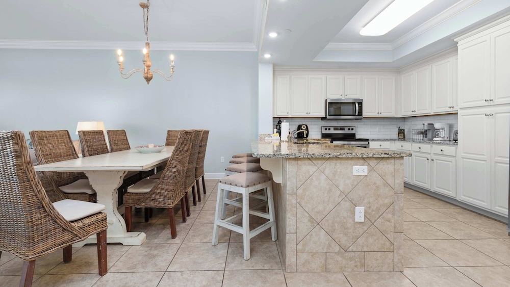 Beachfront 3-bedroom Condo on 15th Floor Balcony, Lazy River, Jacuzzis