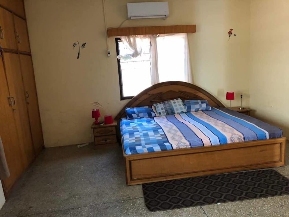 3 Bed House Sleeps 6 - Parking, Wifi, Generator view 3