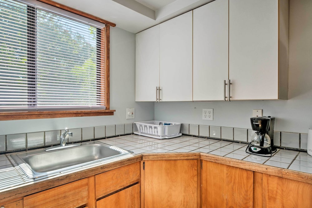 Ashland Vacations - Warm Inviting Ashland Cottage < Half-mile to SOU - Property Image 18