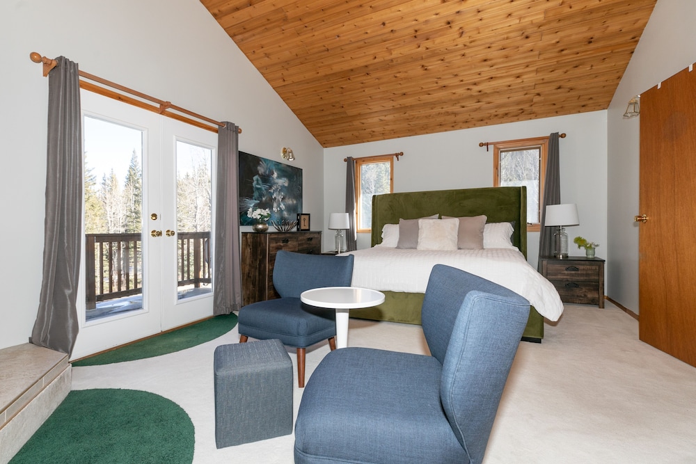 Dream 4-Br 4-Ba Chalet | Private Hot Tub | 2 min to Jasper National Park Gates view 4